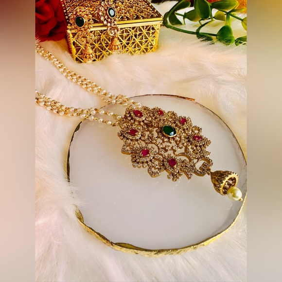 Long Pearls Indian necklace with a statement Pendent - Picture 5 of 7